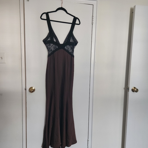 Elegant Brown and Black Lace Gown - Picture 5 of 5